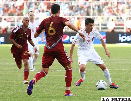 David Villa domina el balón, ocurrió en el partido de ida jugado en Venezuela