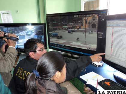 Policías controlan la seguridad en Oruro con el sistema de cámaras