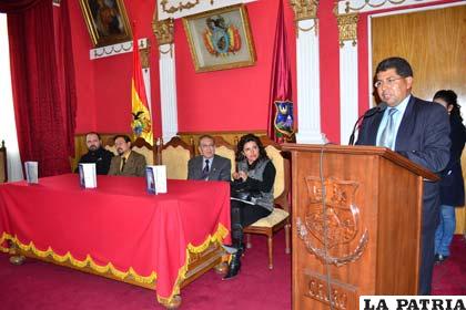 Acto de entrega del poemario, momento en que el autor, Dehymar Antezana, se dirige al público