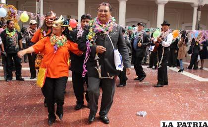 Gobernador festeja el Día de Compadres