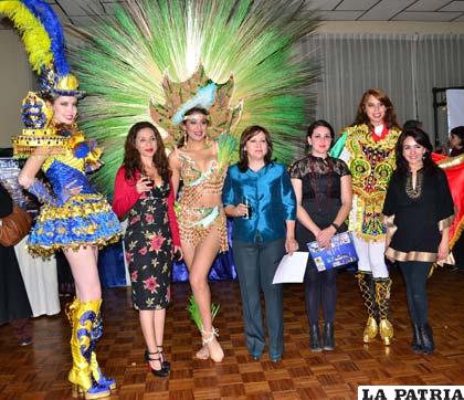 Modelos, diseñadora y editoras durante la presentación del Libro en homenaje a Oruro