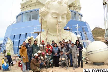Algunos trabajadores junto a la alcaldesa Rossío Pimentel