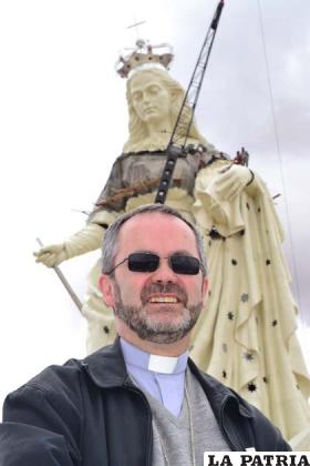 La primera autoridad eclesiástica de Oruro también visitó la escultura de la Virgen del Socavón