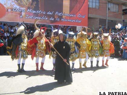 El padre Nico Sartori cuando bailó disfrazado de “la Muerte” junto a los diablos de La Fraternidad
