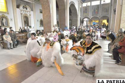 Los danzarines llegan de rodillas a los pies de su Madre