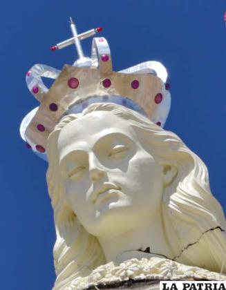 El detalle de la corona en la cabeza de la Santa Madre