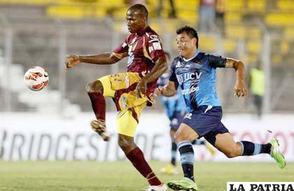 Félix Noguera, de Tolima, domina el balón