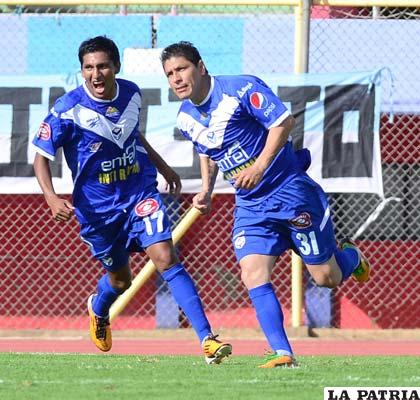 Torrico y Cabrera festejan el tanto de la victoria