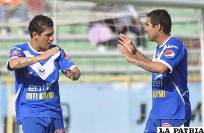 Diego Cabrera festeja su gol con Ignacio García