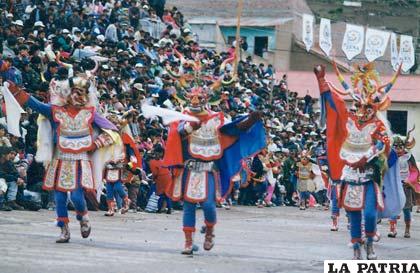 Los diablos durante su participación en la entrada del Sábado de Peregrinación en 1994