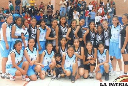 Integrantes del equipo femenino de Oruro que asistieron al convivio de Sucre