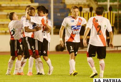 Jugadores de Nacional Potosí  luego de la victoria ante Strongest
