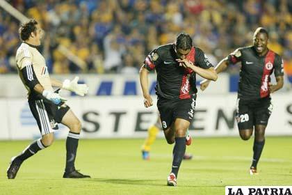 Los jugadores de Tijuana celebran el gol del empate ante Tigres