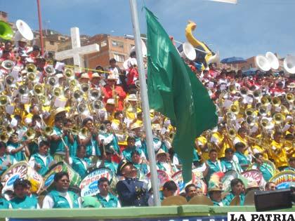Los militares izaron las banderas de los nueve departamentos de Bolivia