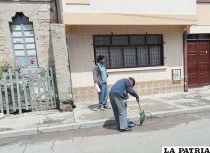 Vecinos de la calle Linares barren y lavan la acera que se convirtió en urinario