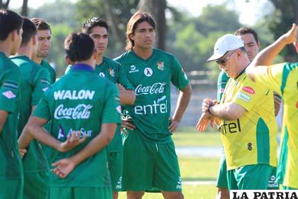 El director técnico de la Selección Nacional Xavier Azkargorta brinda algunas explicaciones a sus dirigidos