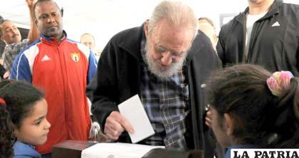 Fidel Castro apareció públicamente y emitió su voto