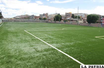 Las tres canchas con piso sintético están listas para su entrega