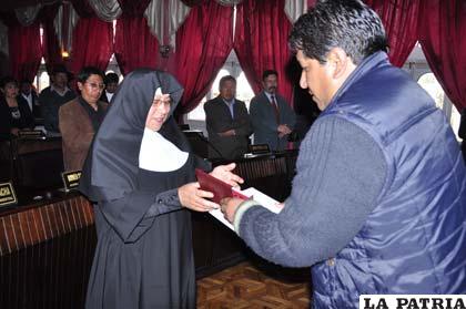 Una religiosa del Asilo de Ancianos, recibe la distinción de la Asamblea Departamental