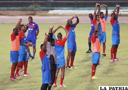 La selección de Haití entrenó anoche en el estadio “Ramón Aguilera Costas”