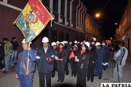 Trabajadores de YPFB participaron en el desfile de teas