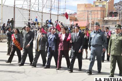 Autoridades educativas, militares policiales y del municipio iniciaron el desfile escolar