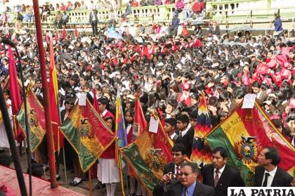 Centenares de estudiantes llegaron a la Avenida Cívica para rendir su homenaje
