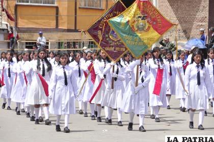 Alumnas del Liceo Pantaleón Dalence llevaron en la mano derecha la bandera de Oruro