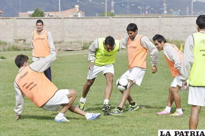 Los jugadores de San José realizan su trabajo de preparación sin descanso
