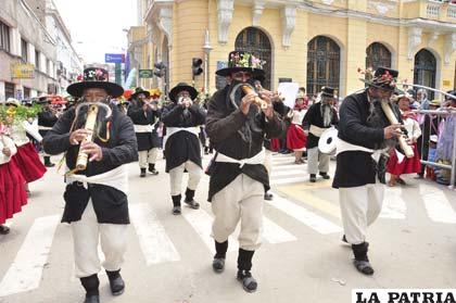 Llamativa vestimenta del conjunto de Chuquiña