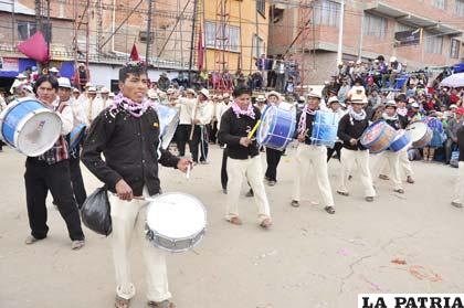 Alegre conjunto del Municipio de Caracollo