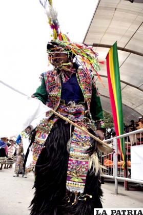 Vistoso traje del grupo del ayllu Cahuari Arana