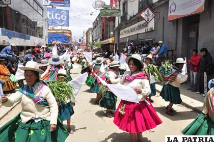 Banderas blancas son agitadas en la tarqueada