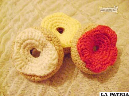 PASO 4
Con la hebra blanca sobrante cosemos la pieza a la rosquilla.
Repetir el patrón varias veces pero con colores diferentes para la cobertura del donut y así conseguirás un resultado muy bonito y variado. Así quedan las rosquillas de crochet de diferentes sabores