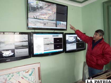 El director de la Felcc, Cnl. Rubén Zegada, explica sobre el monitoreo con cámaras