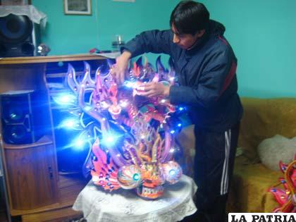 Marco Chaparro, junto a una de las caretas que iluminó