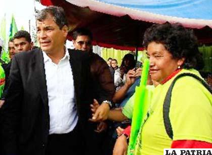 El candidato Rafael Correa junto a una de sus seguidoras