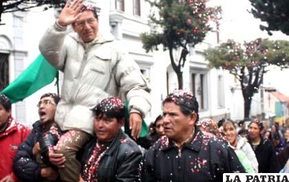 El alcalde de Potosí, René Joaquino, fue llevado en hombros