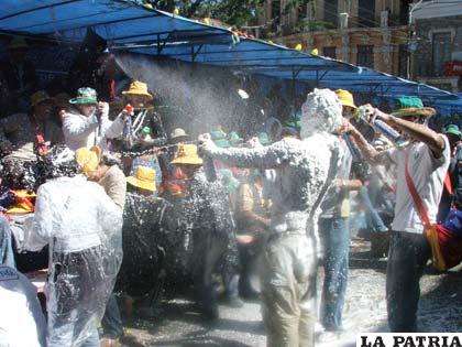 El juego con espuma lastima los ojos