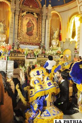 “A vuestros pies Madre…”