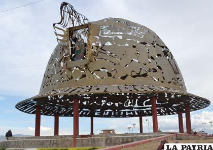 Otro ícono, el gigantesco casco de minero