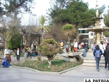 Vista de la plaza principal, 10 de Febrero