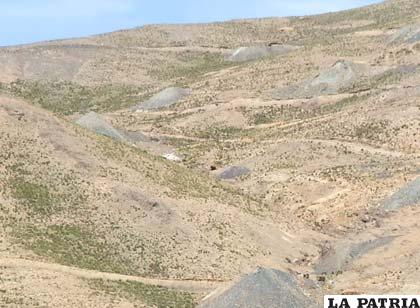 En el fondo se nota el socavón de una mina y el mineral extraído alrededor