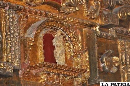 Detalle aplicación pan de oro en retablo mayor