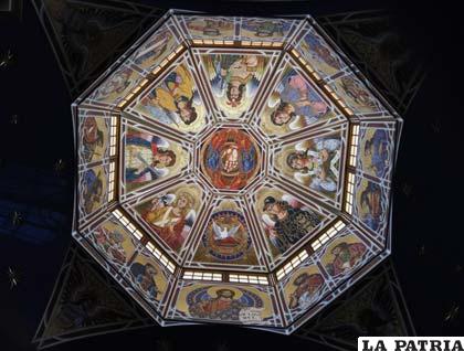Detalle artístico en vitrales de la cúpula