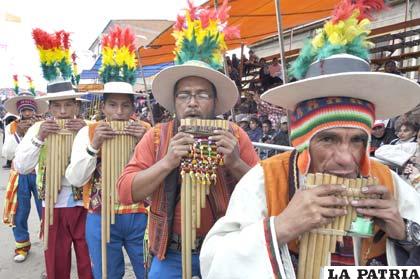 El toque autóctono de los zampoñeros