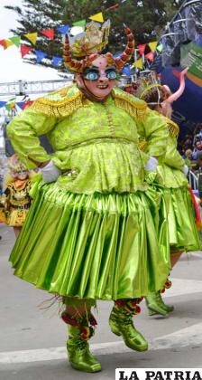 Una china supay antigua de la Diablada Auténtica