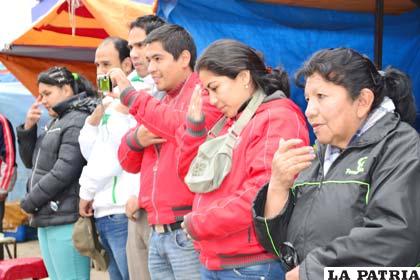El público se persignó al paso de la imagen de la Virgen del Socavón