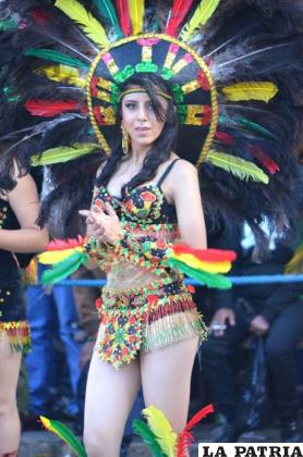 Colores de la tricolor boliviana destacan en diferentes trajes