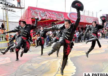 Atractivos trajes de los caporales San Simón